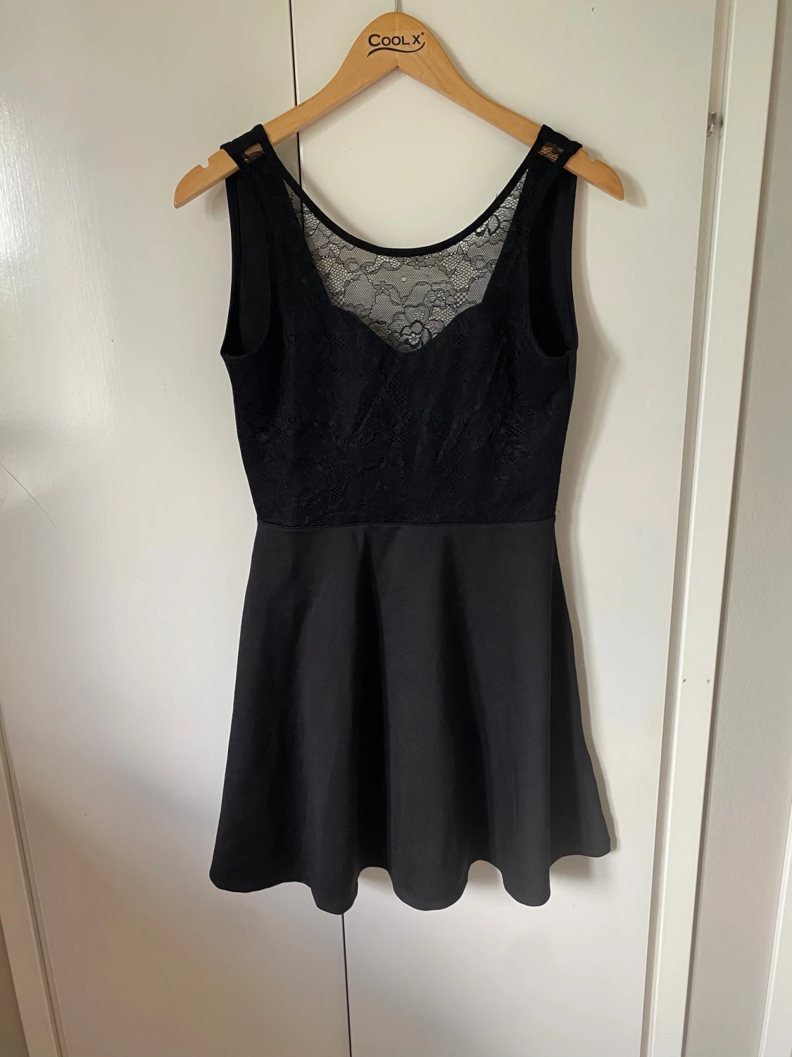 Svart kort klänning med spetsdetalj - 1