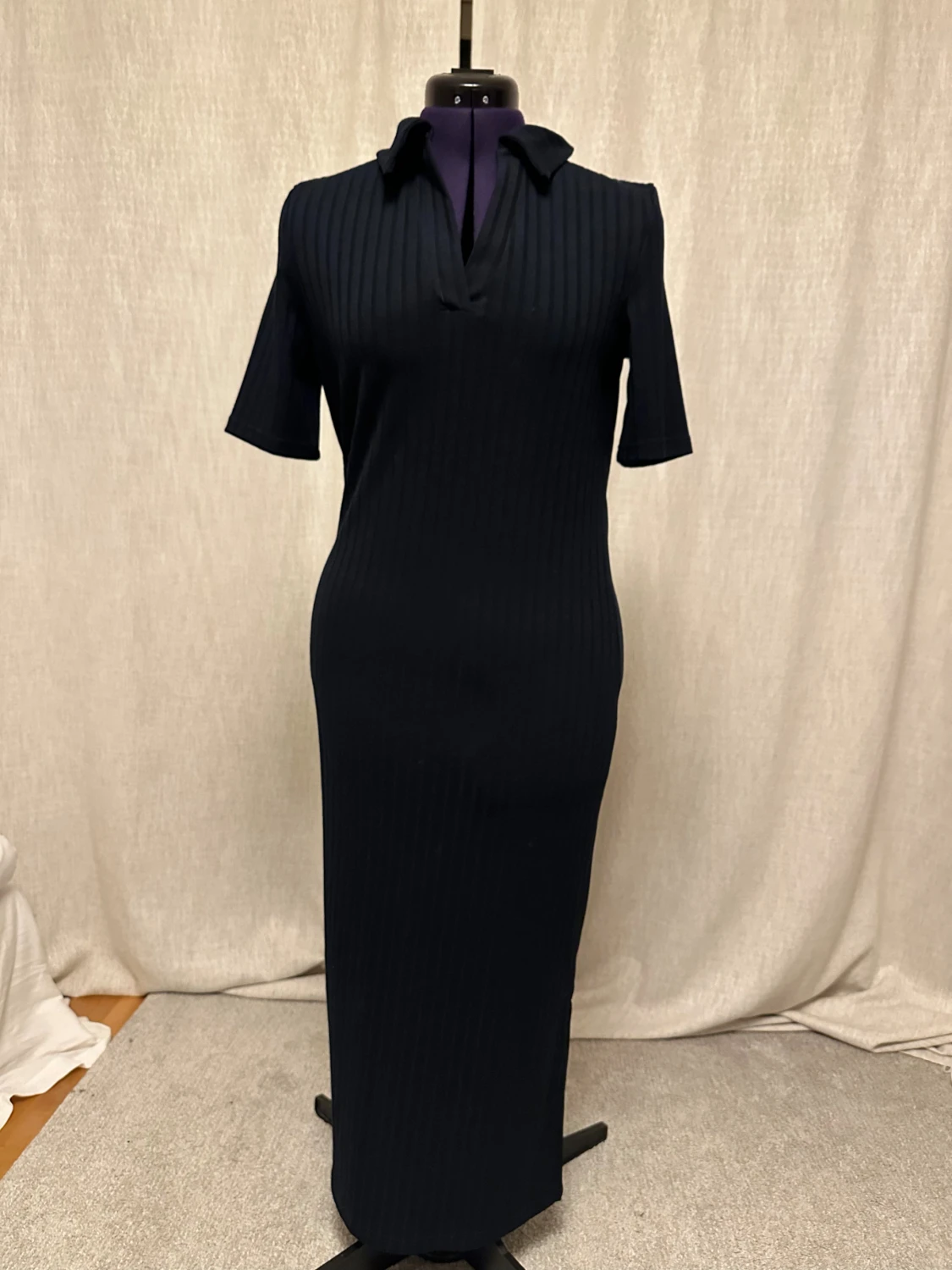 Marinblå ribbad långklänning JDY