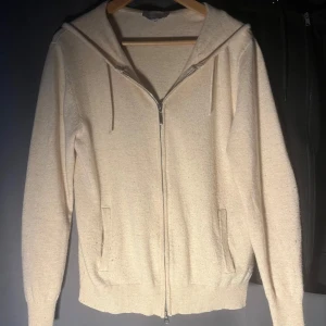 Snygg Kashmir zip hoodie - Jätte snygg beige Kashmir zip hoodie(blandning). Ganska använd men inga defekter. Säljer för jag växt ut den. Perfekt för sommaren!