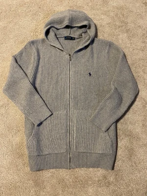 Ralph Lauren Stickad Fullzip Hoodie - I dunderskick. Unik ziptröja från ralph lauren.