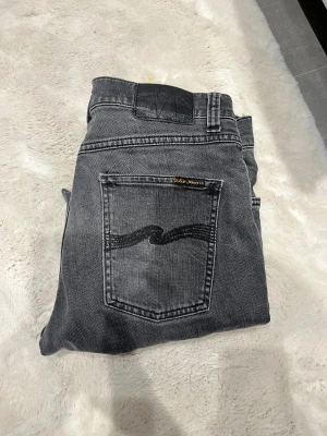 Grå jeans från Nudie Jeans - Snygga gråa Nudie jeans i mycket bra skick. Inga defekter. W29 L30 
