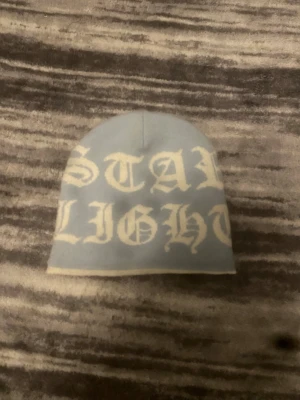 Vändbar mössa med STAR LIGHT-tryck - Snygg STAR LIGHT mössa. Man kan vända på mössan finns två olika färger. 