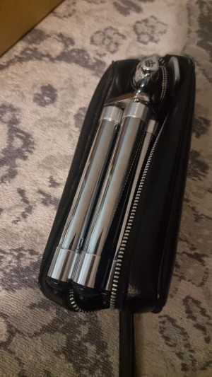 Agfa Agfalux Blixtutlösare & Fototillbehör Vintage Kit - Komplett vintage fotokit med Agfa Agfalux blixtutlösare, stativ, fotolampor (Philips Photoflux, Osram Vacublitz), filmrullar och tillbehör. Allt i gott skick, perfekt för samlare eller analog fotoentusiast. Manualer och originalförpackningar medföljer.