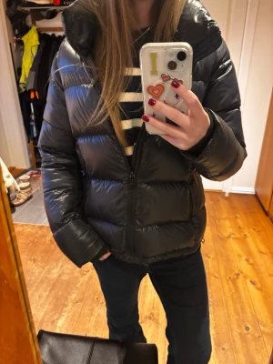 Svart colmar jacka - Säljer en svart vinterjacka från colmar i bra skick som är väldigt snygg, lite oversized passform, i storlek S.