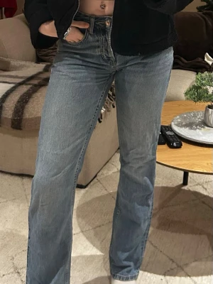 Ljusblåa Jeans - Säljer ett par jeans i ljusblå som stängs med knappar. Jeansen har låg midja och raka ben. Storlek XS, från lager 157