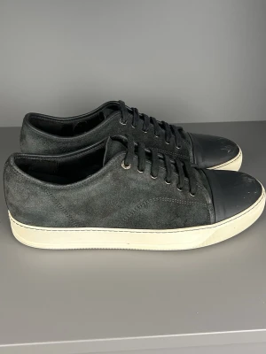 Lanvin Grå - Modell: Lanvin Grå | Skick: 8/10 | Storlek: UK 9 | Pris: 1499kr | Tillbehör: Inget | Fler frågor? Hör av dig isåfall! 