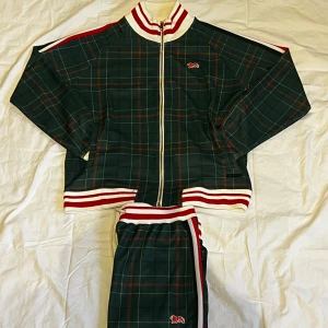 The Gentlemen set - Ett coolt set med topp och byxor från filmen The Gentlemen, aldrig använd.