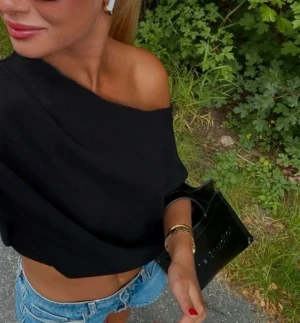 Svart croppad topp  - Svart crop topp som är stretchig & som är i en tightare modell som ni kan se på andra bilden 🥰 Storlek S!  Den är inte i ett ”stickat” material..