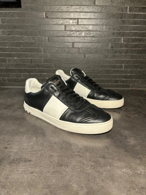 Valentino garvani flycrew  - Svarta fly i läder storlek 40 sitter 41-42. Skick 8/10 alla nitar kvar inget og. 