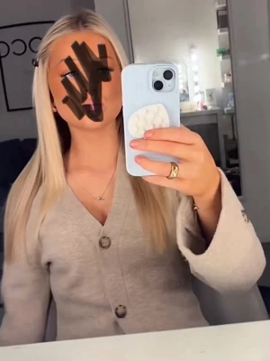 Beige kofta med stora knappar - Säljer en beige kofta med v-ringning och tre stora, mönstrade knappar framtill. Koftan har långärmade, lite vidare ärmar och är gjord i mjukt stickat material. 