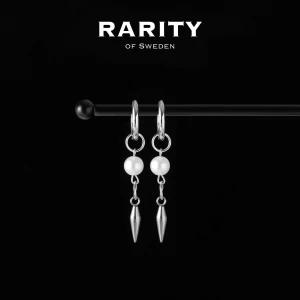 Rory Earring - Silver: Silvriga örhängen med nitar och pärlor - Otroligt snygga örhängen med nitar och pärlor i rostfritt stål!! Örhängena är i fin silvrig färg och passar så bra för att piffa upp en outfit och lägga till en extra detalj🪽Likt alla andra våra smycken tål dessa örhängen vatten och håller sitt glans länge!! Vid frågor eller funderingar - välkommen att skriva till oss🪽