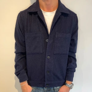 Blå Overshirt  - Extremt snygg och stilren overshirt | Strl - S | Skick - 9/10 | Nypris - ca 1200kr | Vid minsta lilla fundering är det bara att skriva!