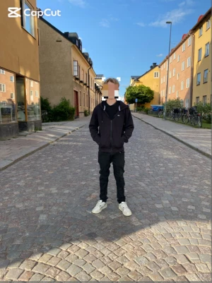 Svart zip-hoodie från Tommy hilfiguer - Säljer en svart zip-hoodie från Timmy jeans  med klassisk logga på bröstet. Hoodien har dragkedja, två fickor fram och en skön huva. Tillverkad i mjukt bomullsmaterial och har en clean, avslappnad passform som funkar till det mesta.