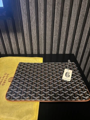 Clutch g0y44rd - Clutch