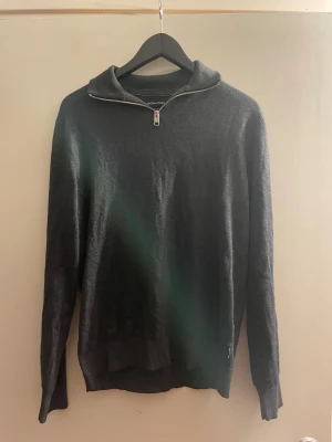 Half zip från Jack&jones - En väldigt skön tröja som som många gillar! Den passar till många olika kläder. Inga negativa kommentarer!!