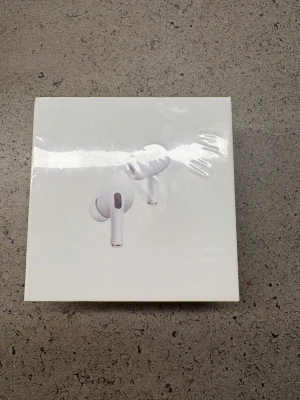 AirPods Pro (2nd generation) - Helt nya Apple AirPods Pro (2nd generation) med MagSafe-laddningsetui. Oöppnad originalförpackning. Aktiv brusreducering, transparensläge och utmärkt ljudkvalitet. Perfekt för både iPhone och andra Apple-enheter.
