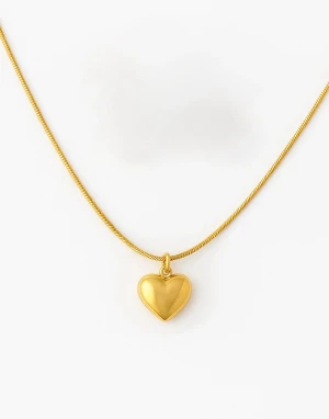 Guldfärgat halsband med hjärthänge - Snyggt halsband i guldfärg med ett stilrent hjärthänge. Kedjan är tunn och smidig, och hjärtat har en mjukt rundad form som ger en modern vibe. Perfekt för dig som gillar minimalistiska smycken med en romantisk touch.