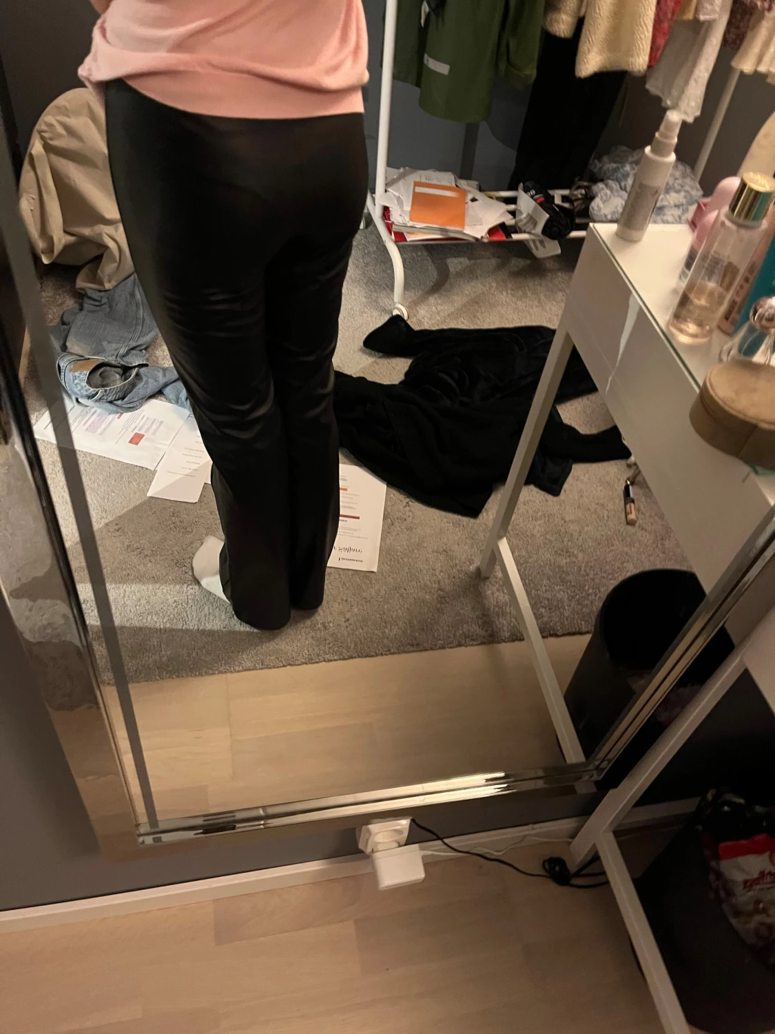 Svarta bot cut byxor i skinnimitation - 1