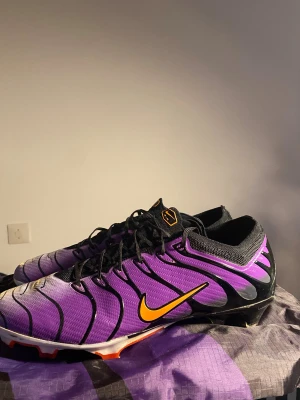 Nike Mercurial fotbollsskor lila/svart - Nike Mercurial fotbollsskor. Ett mycket bra skick på skorna, använda i två träningar. Storlek 45!