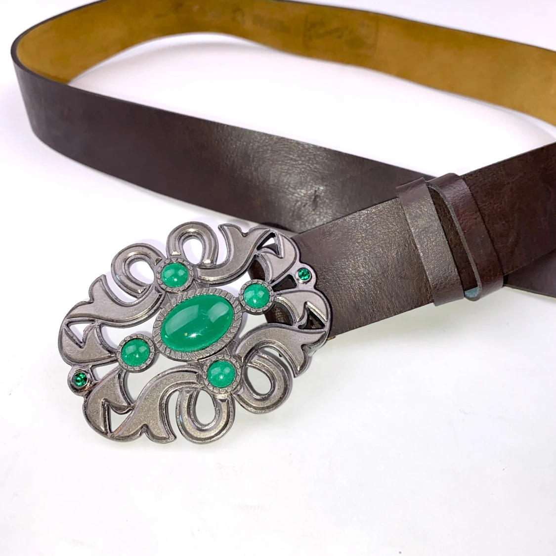 Brunt skärp med stort silverfärgat spänne med gröna stenar - 3