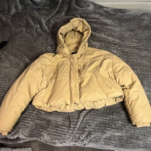 vinterjacka  - säljer en super fin kortare vinterjacka som inte används längre. det finns inga större skavanker förutom att den ena knappen har åkt ut lite men den går fortfarande att knäppa. 