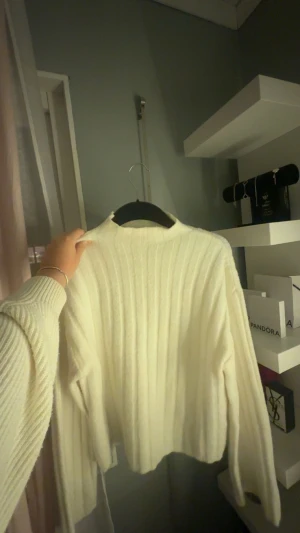 Vit ribbad polotröja i stickat material - Jättefin stickad tröja, använd ett få antal gånger o säljer för den inte kommer till användning 