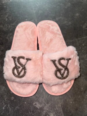 Rosa fluffiga sandaler från Victoria's Secret - Säljer dessa tofflor från Victoria Secret som är oanvända. Storlek 38-39😍✨. Perfekt julklapps tips!!🎁