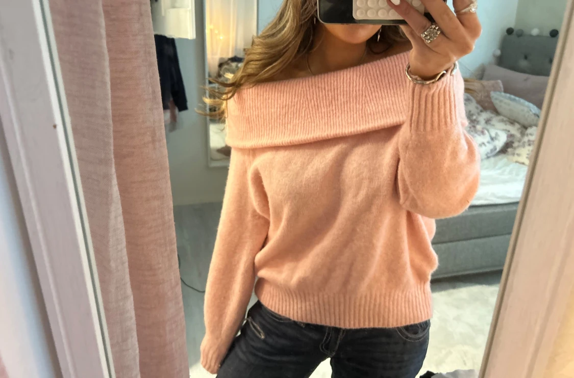 Ljusrosa offshoulder stickad tröja