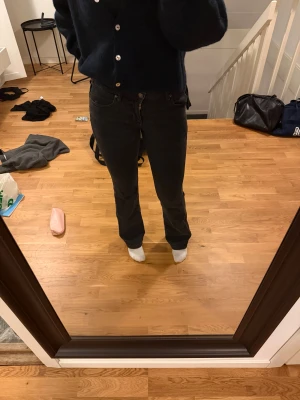 Svarta bootcut jeans från 531 - Säljer ett par svarta Lee jeans med bootcut passform och låg midja. Jeansen har klassisk femficksdesign, snyggt svarta sömmar och är tillverkade i mjukt jeanstyg som sitter riktigt bra. Perfekta för dig som gillar en stilren look.