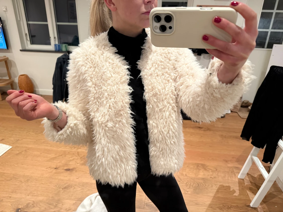 Vit fluffig pälsjacka