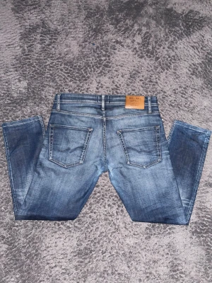 Jack and Jones - Jeans 👖, marinblå  - Väldigt snygga Jack and Jones jeans 👖, marinblåa. Storlek 31/32. Slim fit.  NYA: 1200 kr Skada vid vänster och höger bak sida. 