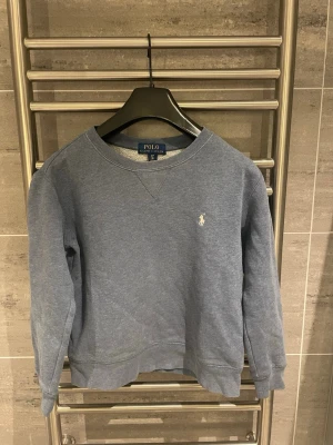 Ljus blå Ralph Louren tröja  - Säljer min gamla polo tröja som är i mycket bra skick. Skön att ta på sig där de är ul i