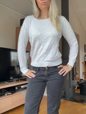 Vit prickig stickad tröja - Snygg vit stickad tröja med diskret prickigt mönster. Rund halsringning och långa ärmar, ribbade muddar vid ärmslut och nederkant. Står tyvärr ingen storlek men skulle säga XS då jag vanligvis har S 