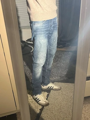 Anthony morata jeans  - Snygga anthony morata jeans med snygga slitningar och en snygg tvätt. Storlek w30 L32. Ett litet hål under gylfen men ingenting man lägger märket till. Hör av vid minst lilla fundring !