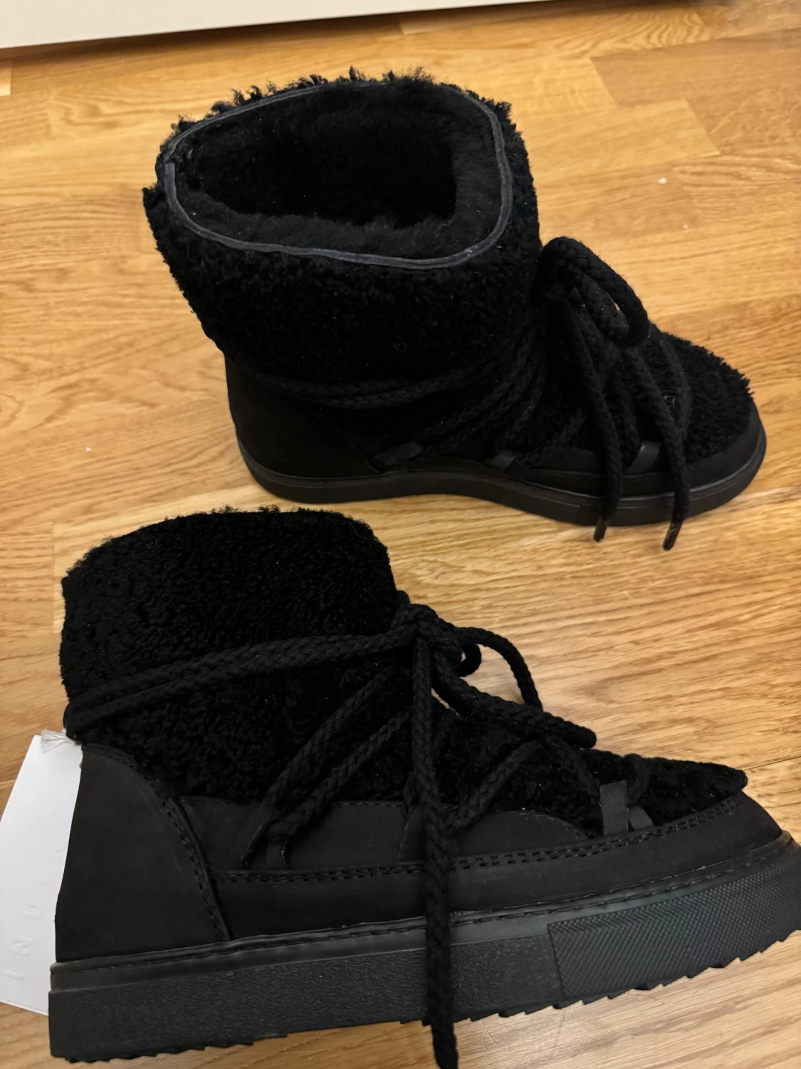 Svarta inuikii skor - 1