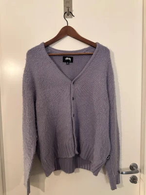 Stüssy brushed cardigan lavender - Stickad ljuslila cardigan/kofta från Stüssy i storlek M. 
