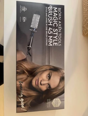 Björn Axén Magic Style Brush - Björn Axén Magic Style Brush 45mm  Endast testad, inga defekter, lådan är oskadd.  Köpt ny för ca 800-1000kr kommer ej ihåg Den gamla modellen  Kommer ej till användning därav säljer jag.  Perfekt till julklapp eller födelsedagspresent.