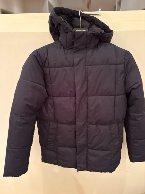 Marinblå dunjacka John Henric - Marinblå dunjacka från John Henric i storlek xs. Använd en del men i gott skick.