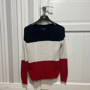 Stickad tröja från Tommy Hilfiger storlek S - Knappt använd stickad tröja från Tommy Hilfiger för tjejer storlek S.
