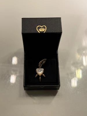 Maria Nilsdotter örhänge - Helt oanvänt, som nytt! Orginalbox ingår, kan även slå in i maria papper samt skicka med ett kort från dem om önskas. Skriv vid frågor 🩷Nypris: 2800 kr