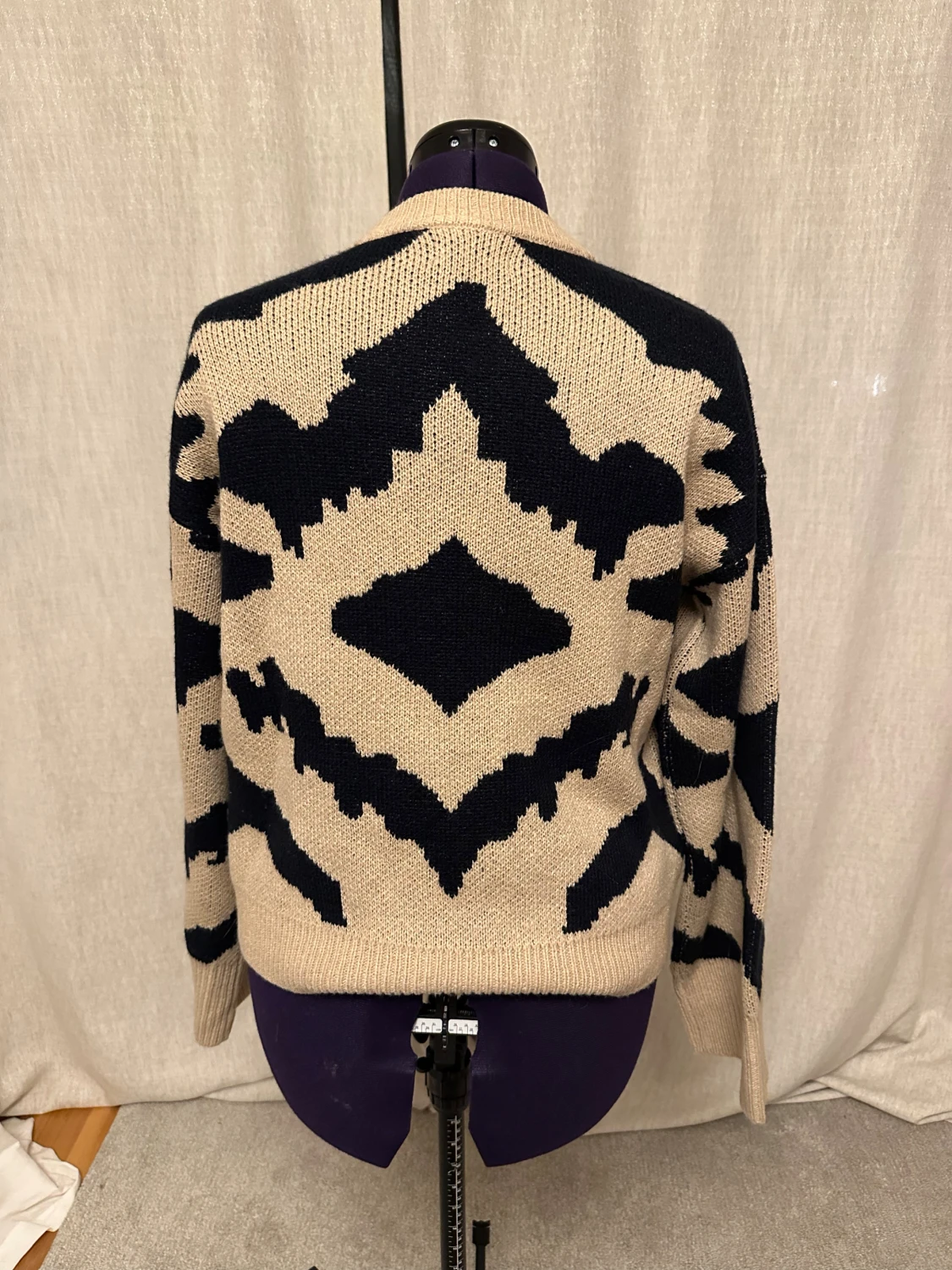 Beige och svart stickad tröja - 2