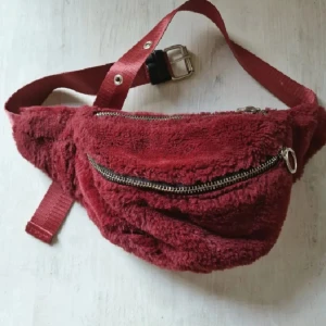 Teddy bumbag - Fluffigt och gosigt teddytyg (tänkt mjuk teddybjörn) och med 2 fickor. Knappt använd 🧡Superbra fidgettoy! 🧸 