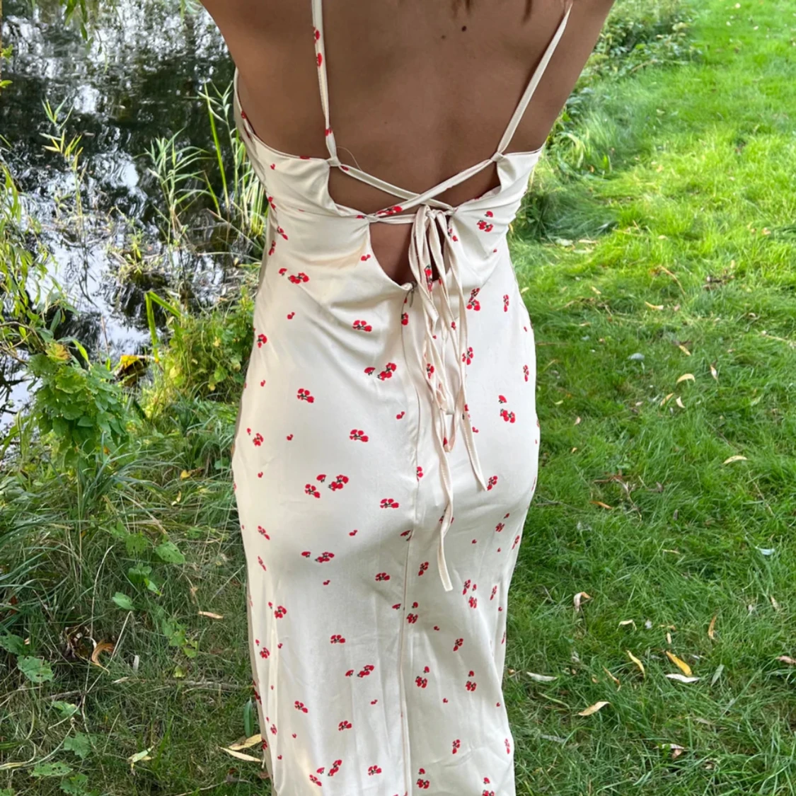 Gul långklänning i satin - 1