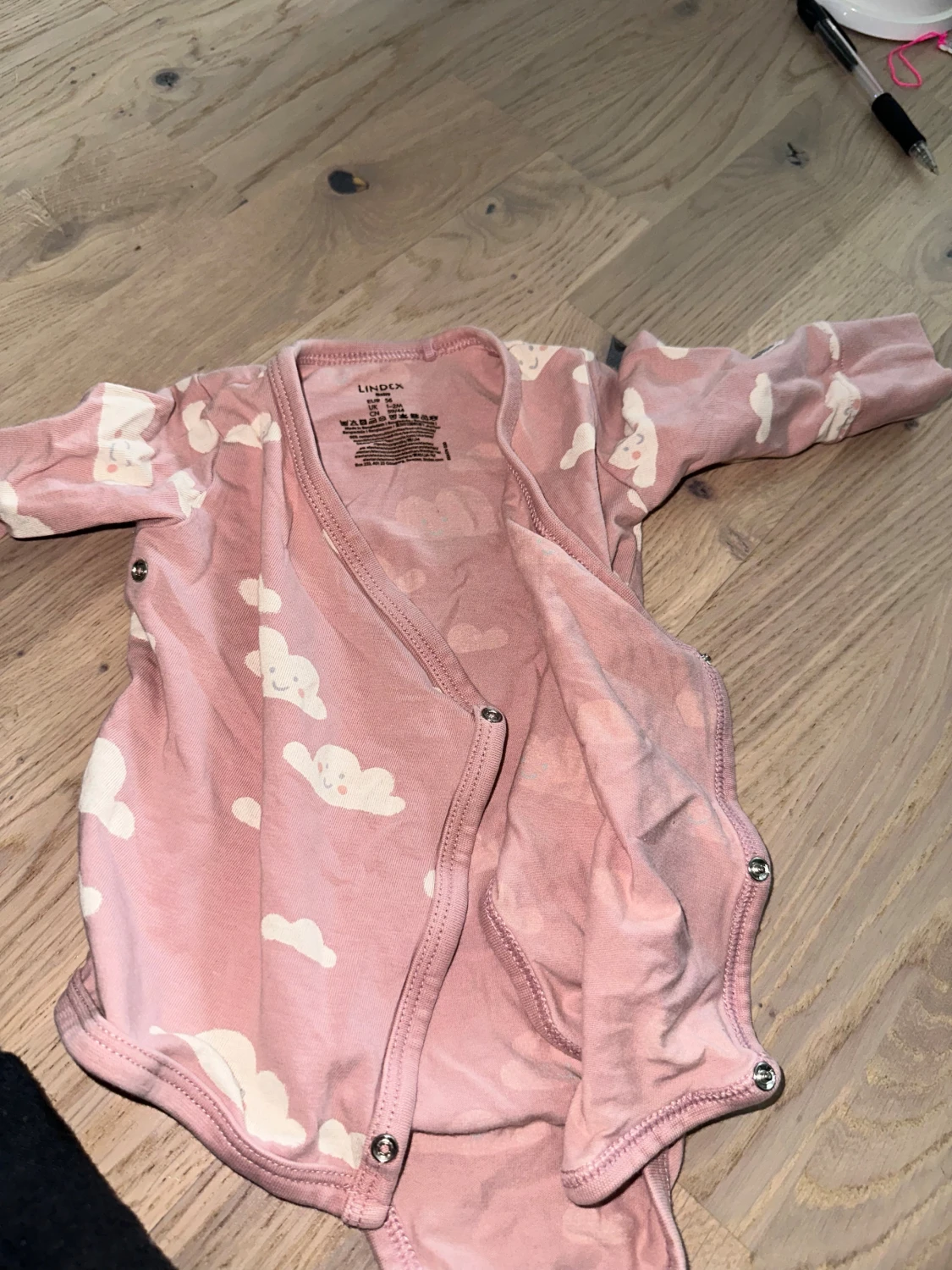 Rosa omlottbody med moln från Lindex Rosa Klänning och Body -  Lindex - 1