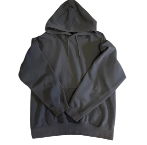 Grå hoodie från H&M Relaxed Fit - Säljer en grå hoodie från H&M i relaxed fit. Tröjan har huva med snörning, magficka och långa ärmar med ribbade muddar. Perfekt för chill dagar och enkel att matcha med jeans eller joggers. Har färgen turkosblå