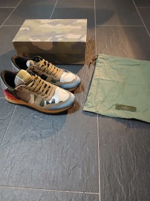 Valentino Rockrunner sneakers camouflage - Säljer ett par Valentino Rockrunners. Kommer med originalkartong och dustbag. Finns en liten repa på framsidan men inget man märker av. Annars super bra skick. Storlek 39 men passar 40.