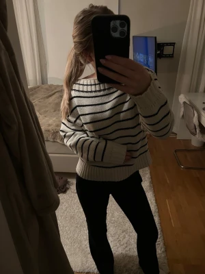 Beige svart randig tröja - Jätte fin och skön tröja av lite grovare stickat material! Det är i nyskick, används ca 1 gång!🥰 Storlek XS (jag har S och kan ha den även)😅 Från Gina Tricot
