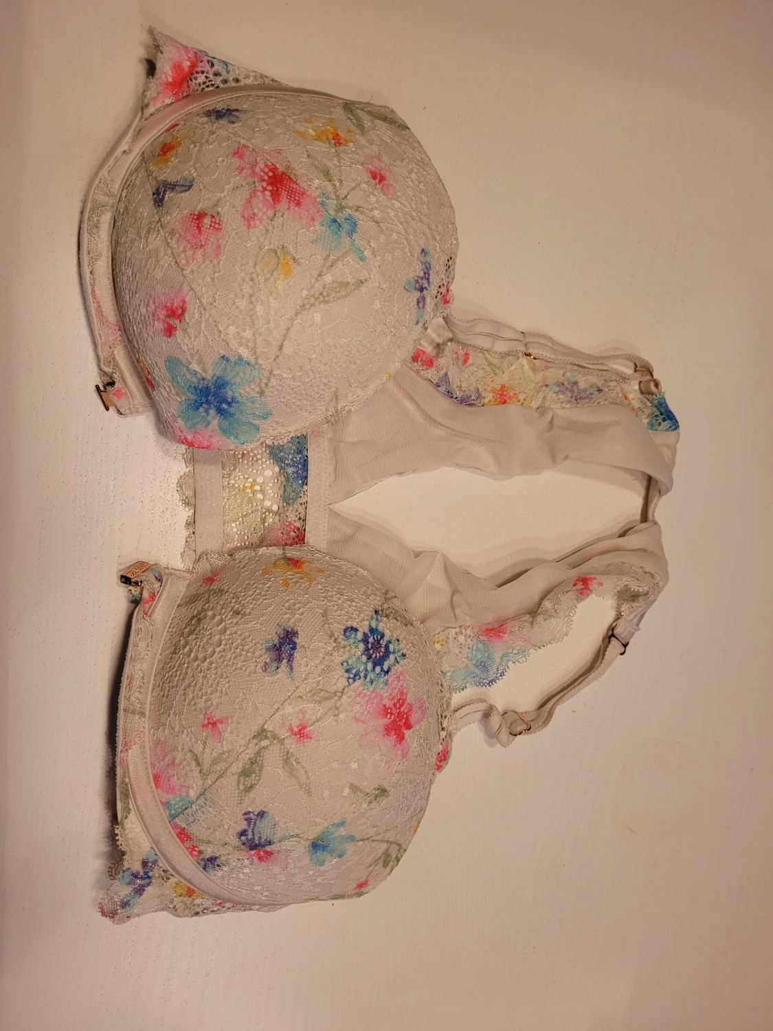 Blommig spets-bh i ljusa färger