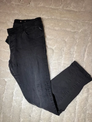 Svarta replay jeans - Säljer ett par svarta replay jeans i modellen pilar. Något större i storleken vid midjan. Mycket bra skick och snygg färg.