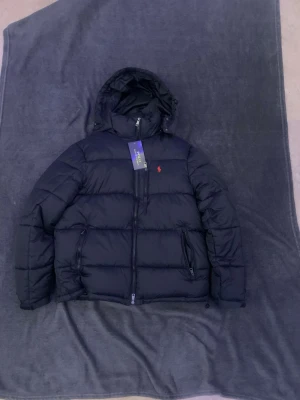 Svart dunjacka från Polo Ralph Lauren - Passar båda tjejer och killar